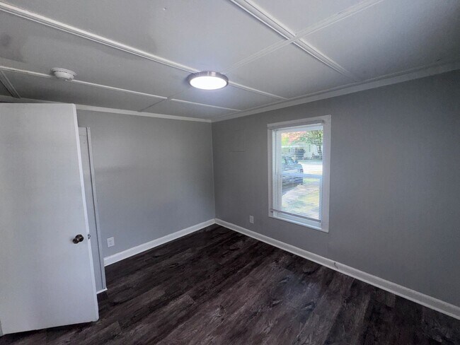 Building Photo - 407 Elm Ave NW