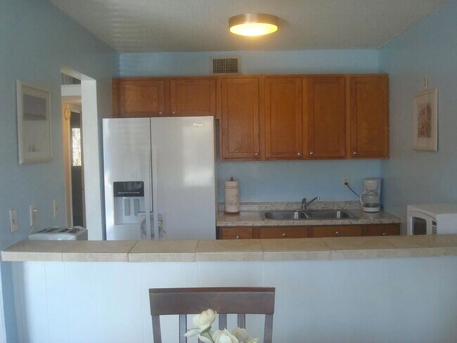 Kitchen - 415 N Halifax Ave