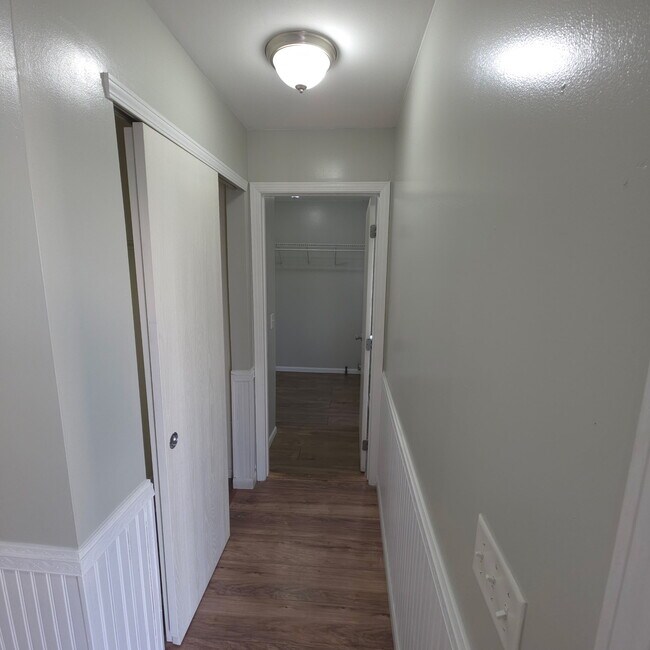 Building Photo - Jannat 6068 George’s