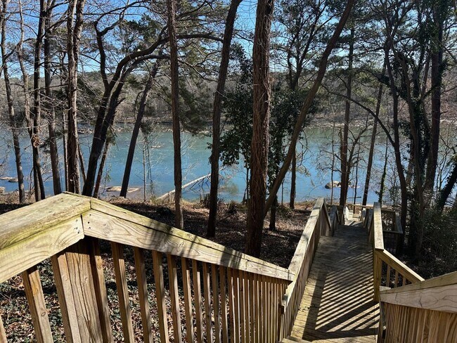 Building Photo - Great Location with a River View!