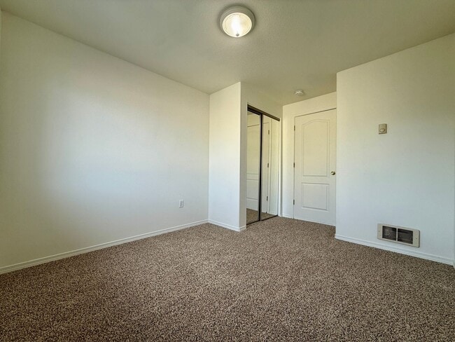 Building Photo - SCHEDULE A TOUR TO VIEW THIS NEWLY UPDATED TOWNHOME IN REDMOND!!