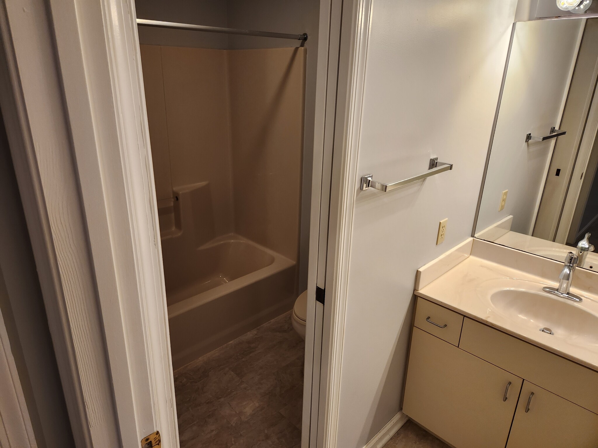 Building Photo - 184 Crescent Dr