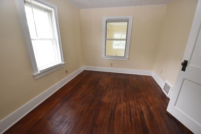 Building Photo - 2 bedroom home close to ND and Roseland