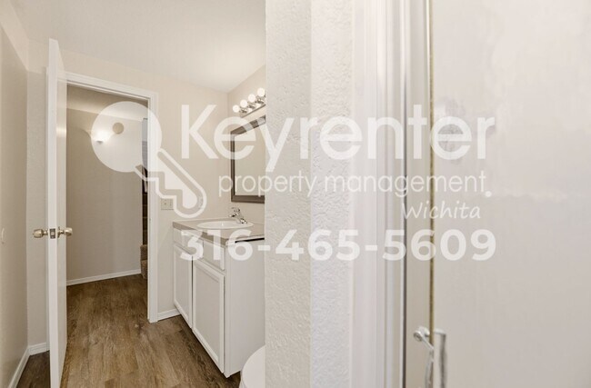 Building Photo - Well maintained 3 bedroom, 2 bath home close to everything you need!
