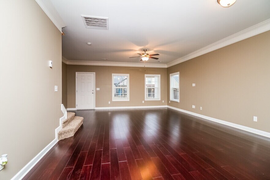 Building Photo - 2232 Dale View Dr