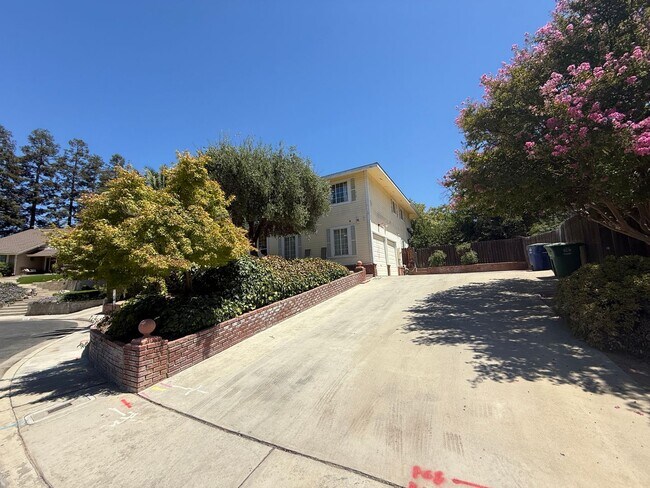 Building Photo - Stunning three-story home located in the c...