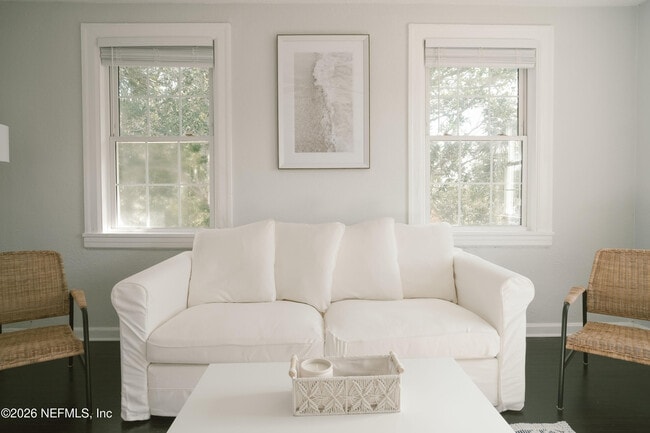 Building Photo - 212 Oak St