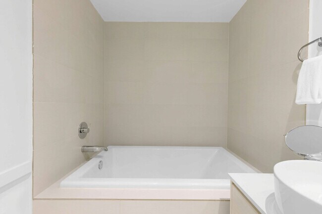 Building Photo - 2602 E Hallandale Beach Blvd