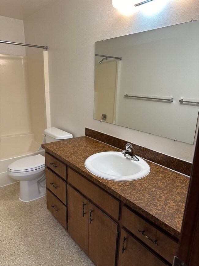 Building Photo - 2 bedroom 1.5 bathroom duplex in quiet Thurston neighborhood!