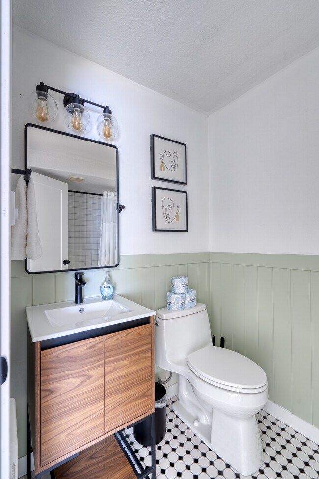 Building Photo - 5222 SE Holgate Blvd