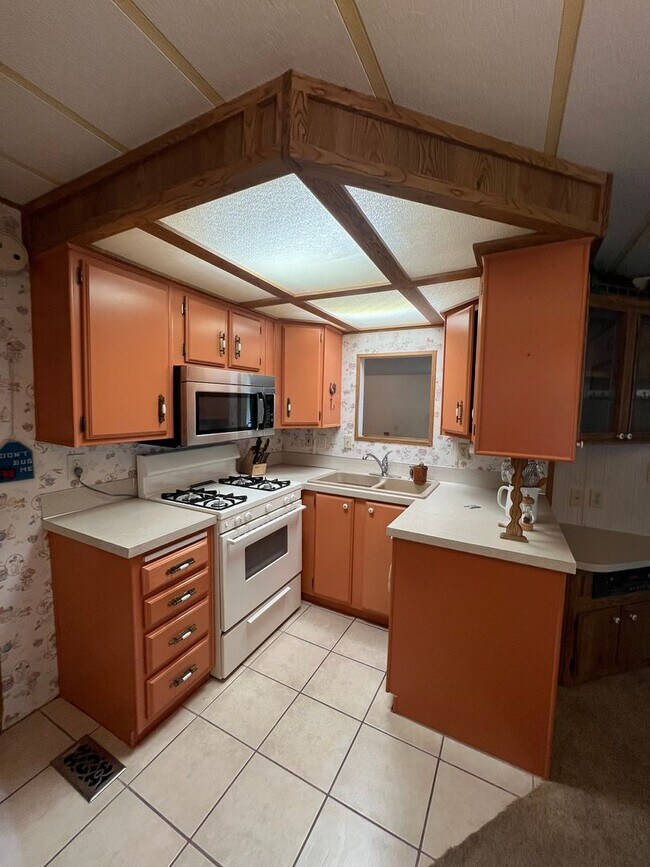 Building Photo - SHORT TERM FOOTHILLS RETREAT!