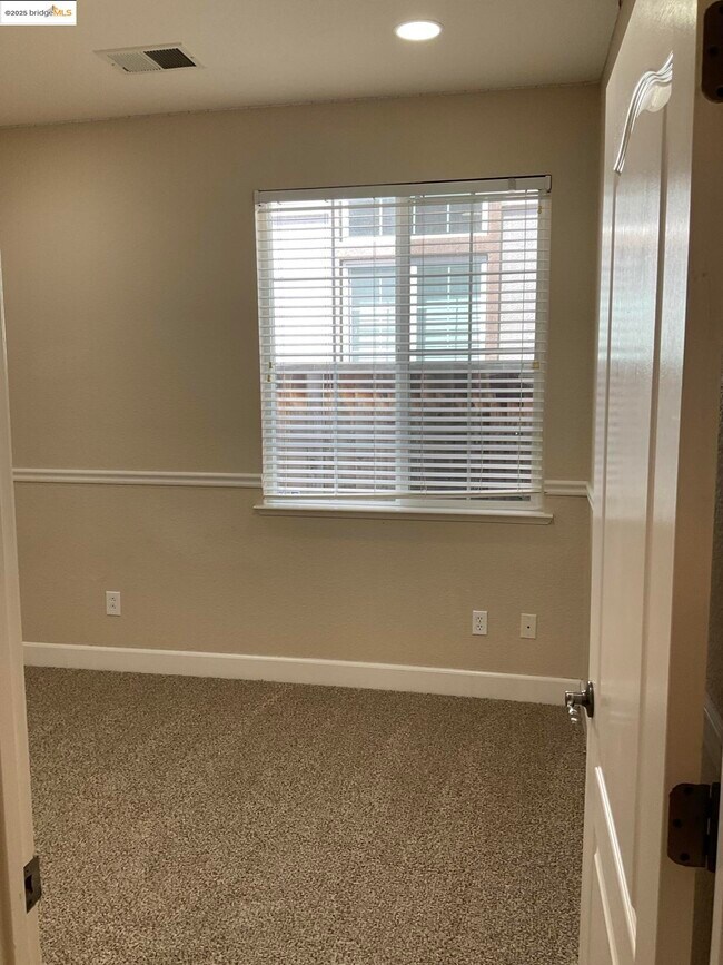 Building Photo - 5249 Sungrove Way