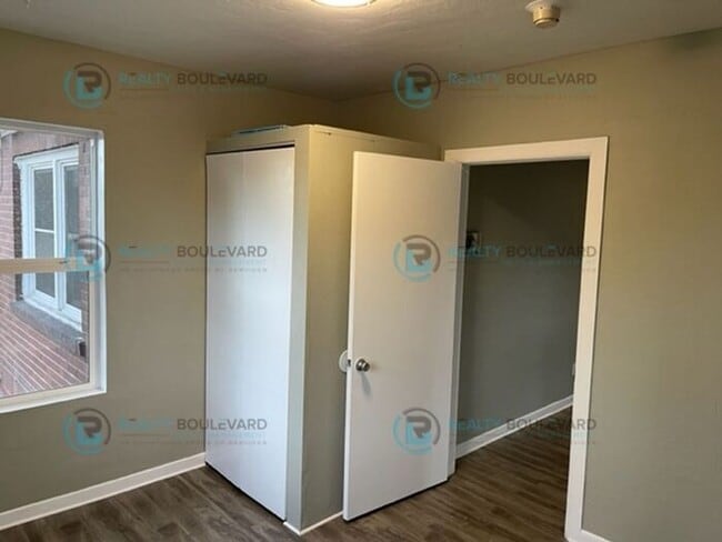 Building Photo - **1 Month Free** Stylish, Remodeled 3-Bedr...