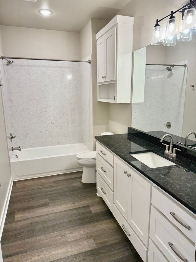 Building Photo - Large 2 Bed, 2 Bath in Beautifully Well-Ma...