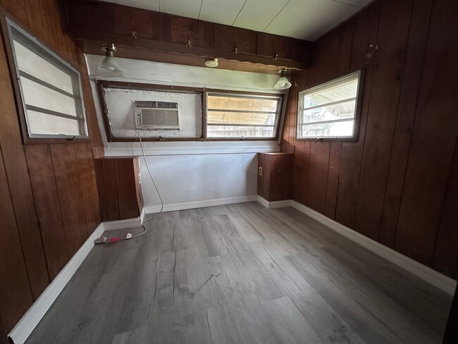 Building Photo - 1/1 Mobile Home - Rent to own - Zephyrhills, FL