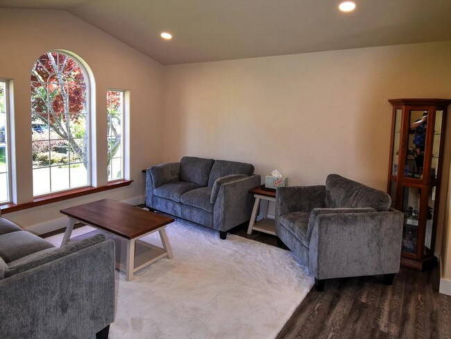 Building Photo - Welcome Home! This beautiful and spacious home