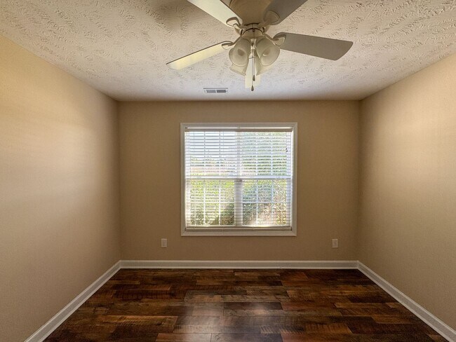 Building Photo - Charming 3 Bed 2 Bath Raeford Home with Fe...