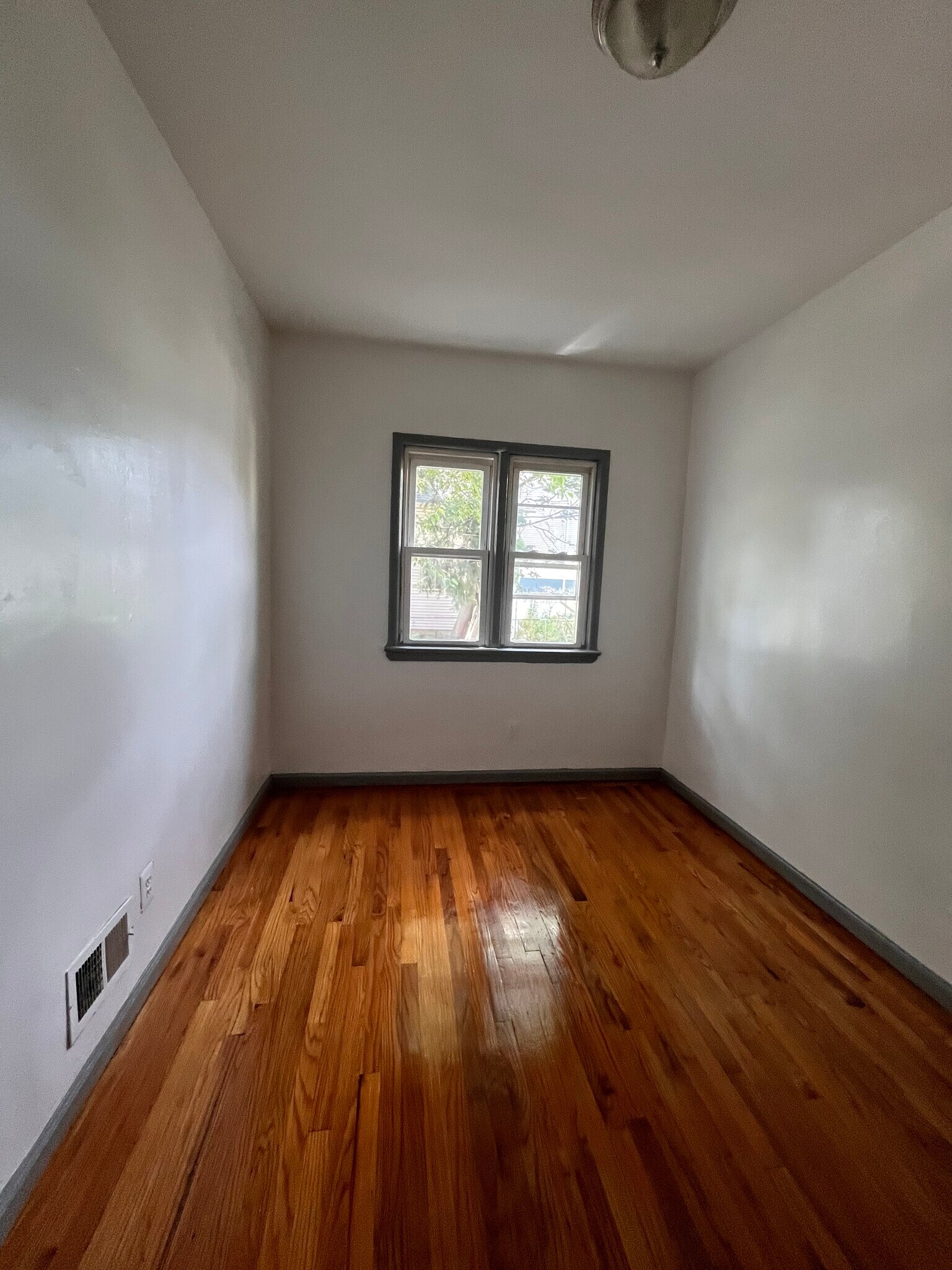 Building Photo - 133 Mallory Ave