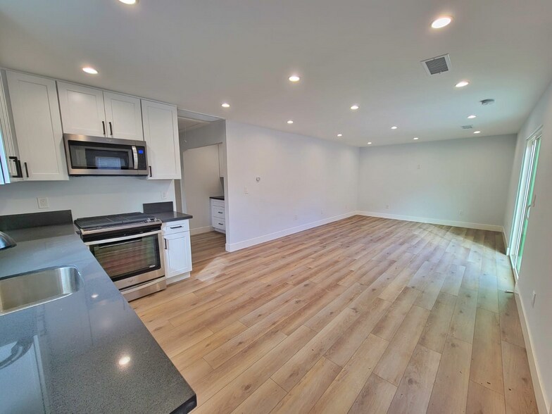 Building Photo - 6842 Yolanda Ave