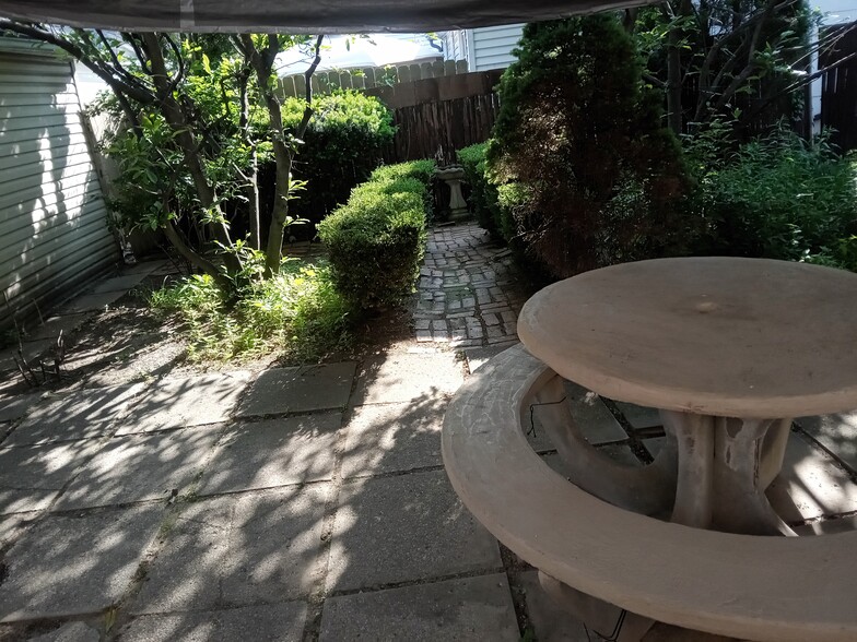 Building Photo - 5134 Caniff Ave