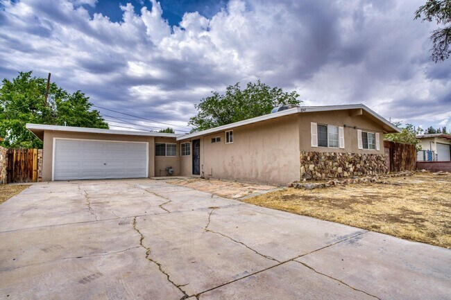Building Photo - 2047 W Lingard St