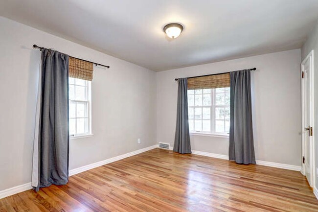 Building Photo - Beautiful 4 Bedroom 2 Bath Single Family H...