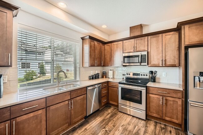 Building Photo - Modern Furnished Townhome in Prime Kent Lo...