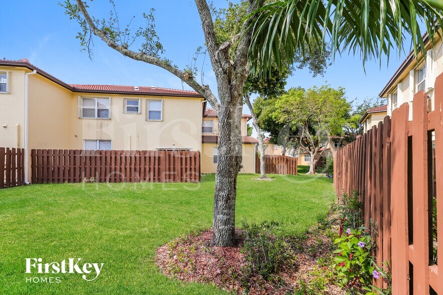 Building Photo - 1490 NE 33rd Rd