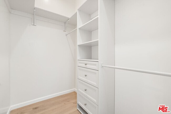 Building Photo - 4824 Saloma Ave