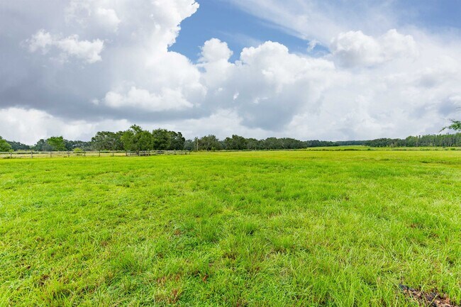 Building Photo - Country living close to everything - 3 bed...