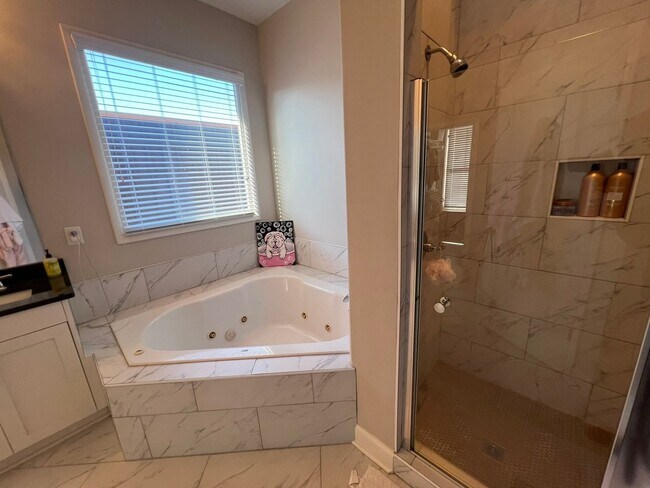 Building Photo - Awesome Urban Lofts Unit Available for Pre...