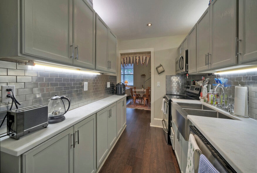 MODERN KITCHEN - 3805 southridge dr