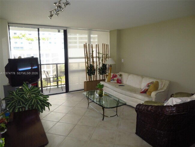 Building Photo - 600 NE 36th St