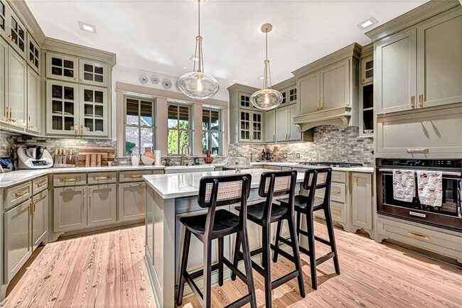 Building Photo - 242 SW D St