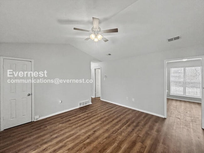 Building Photo - 3400 Laurelwood Dr