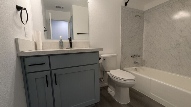 Building Photo - Remodeled 3 Bedroom 2 Bath Home
