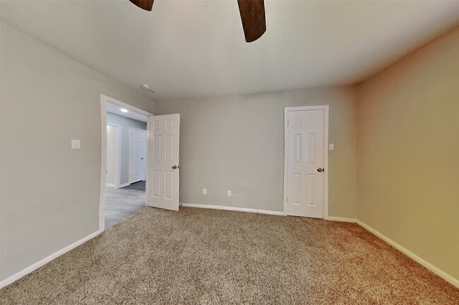 Building Photo - 1015 S Wellsford Dr