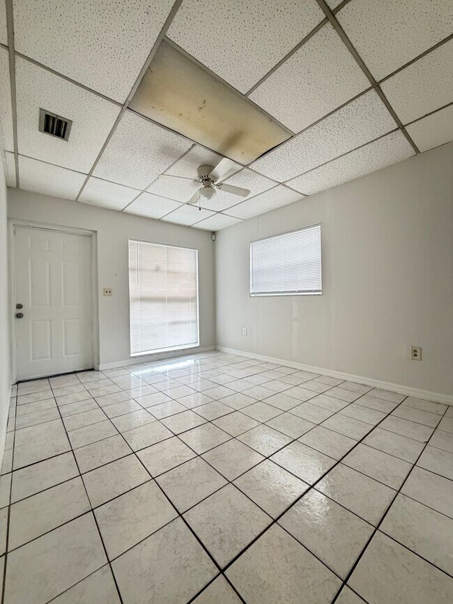 Building Photo - H28