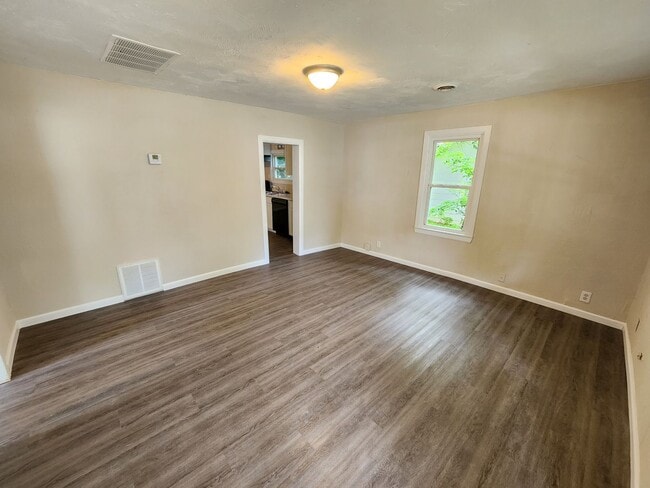 Building Photo - Spacious 2-Bedroom, 1-Bathroom Home AVAILABLE NOW!!