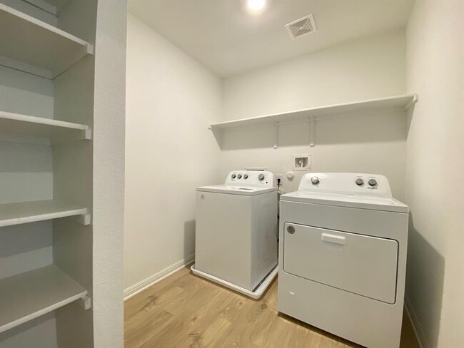 Building Photo - 404 Brody Ln