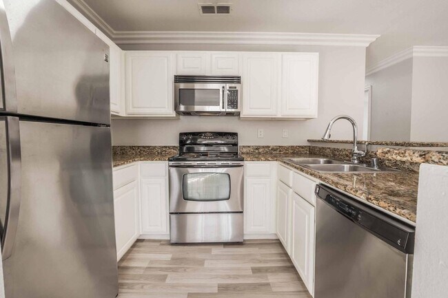 Building Photo - Beautiful 2 bed, 2 bath condo ready to mov...