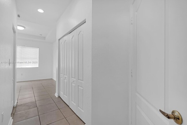 Building Photo - 1095 NE 39th Ave