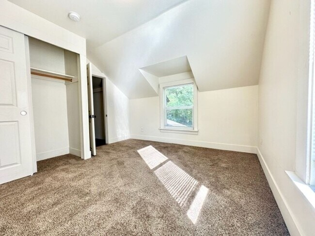 Building Photo - 839 Rio Chico Way