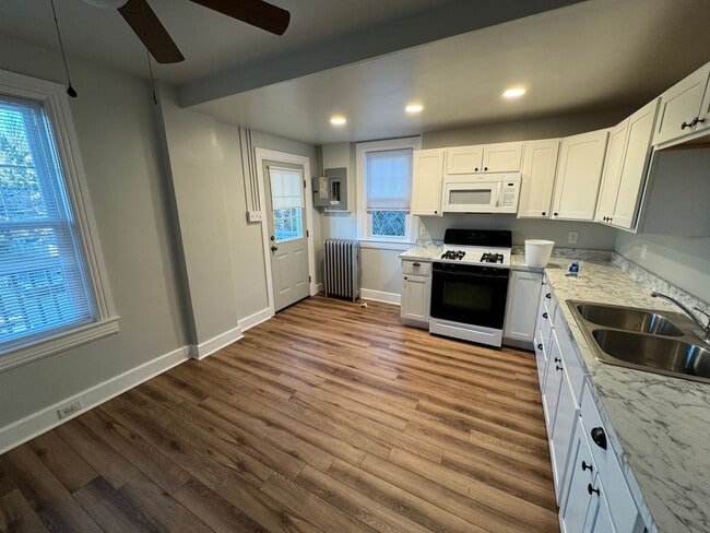 Building Photo - Comfortable 2nd Floor Apartment
