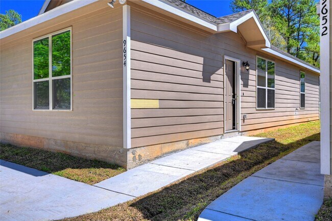 Building Photo - 11779 White Cedar St