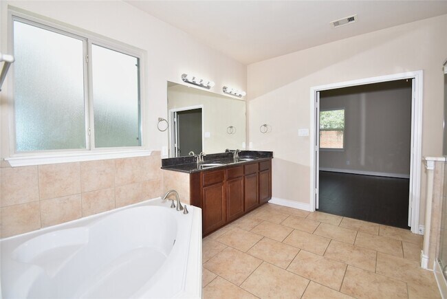 Building Photo - 5623 S Denham Ridge Ln
