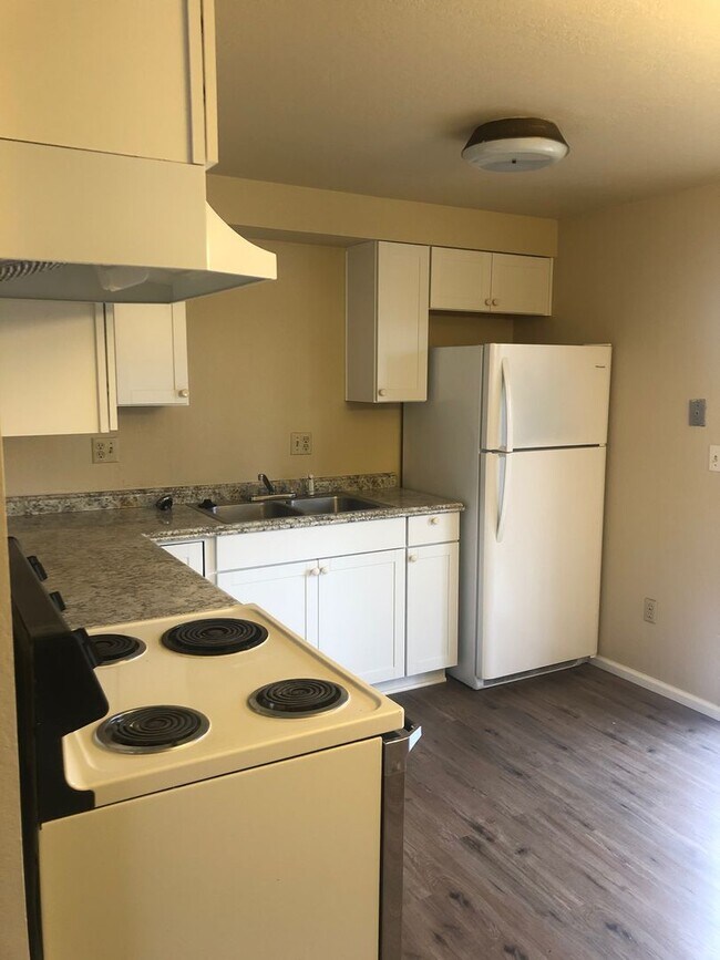 Building Photo - R202-206