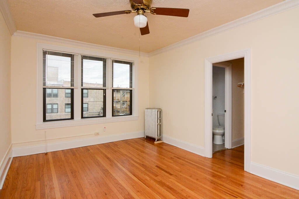 Building Photo - 2704 N Sawyer Ave