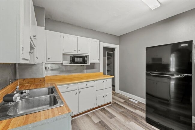Building Photo - 1509 Manhattan Ave