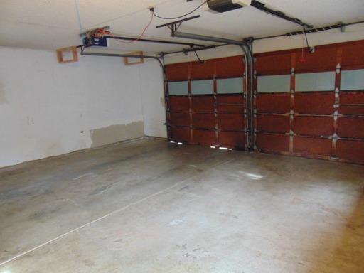 Building Photo - Terrific home, Large Yard, Quiet Street